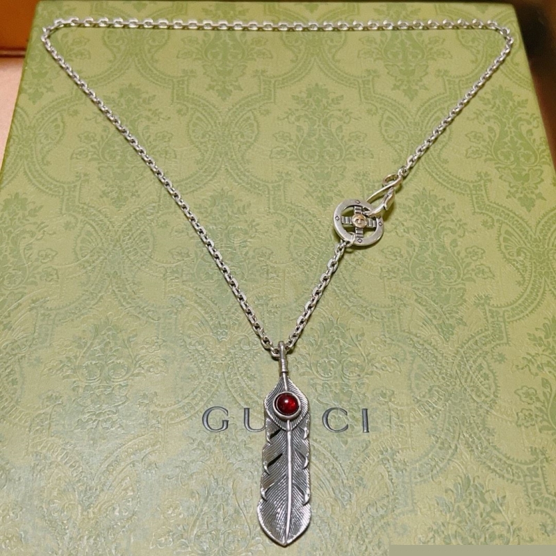 G*u*i necklaces